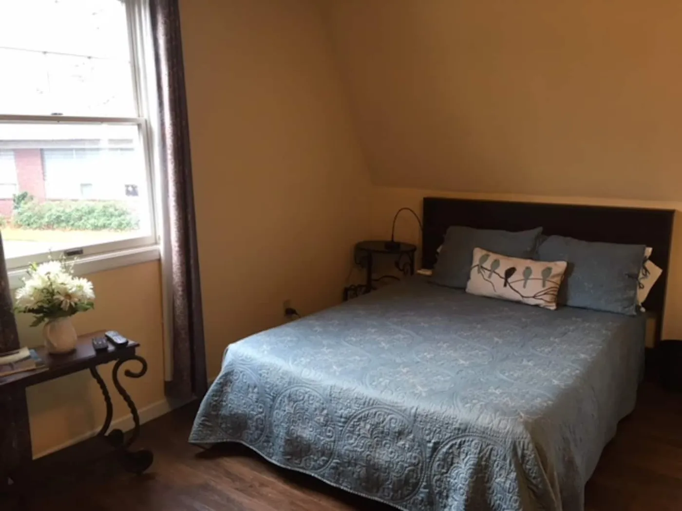 Sacajawea Studio queen bed