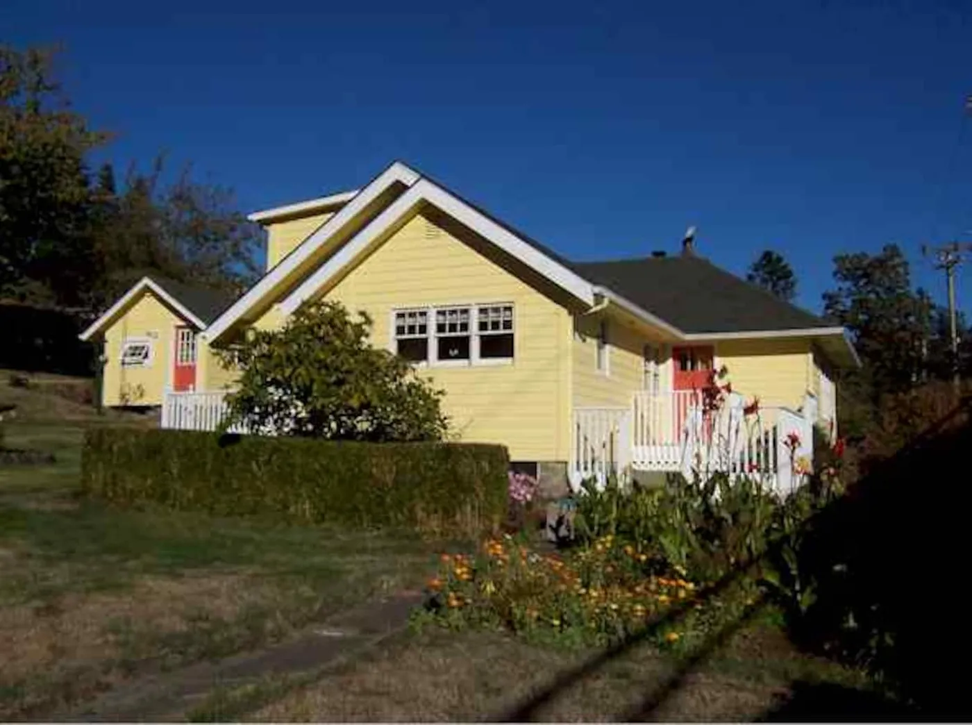 The yellow Glasgow Bay House in North Bend, Oregon